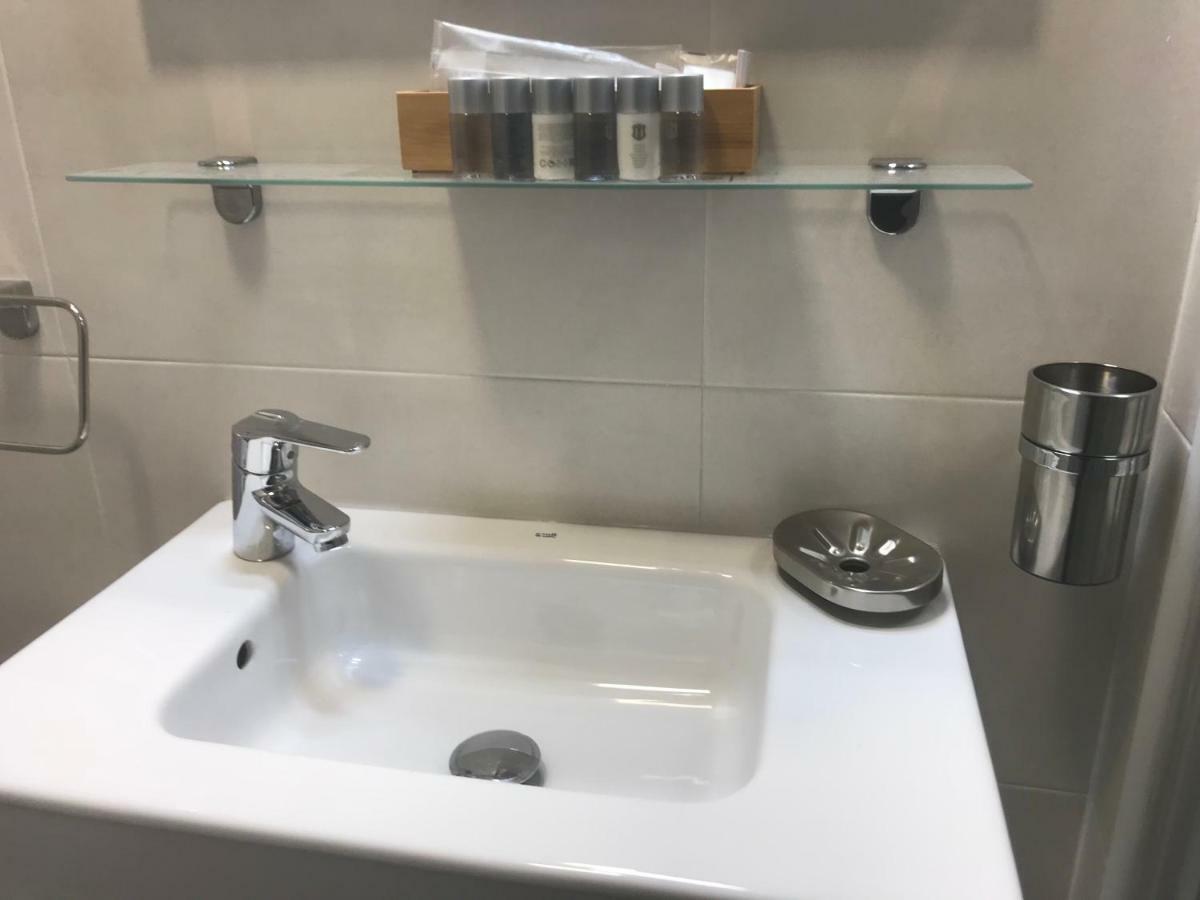 Honeymoon Apartments 贝纳尔马德纳 外观 照片